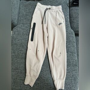 Women’s Nike Tech Pants | XS